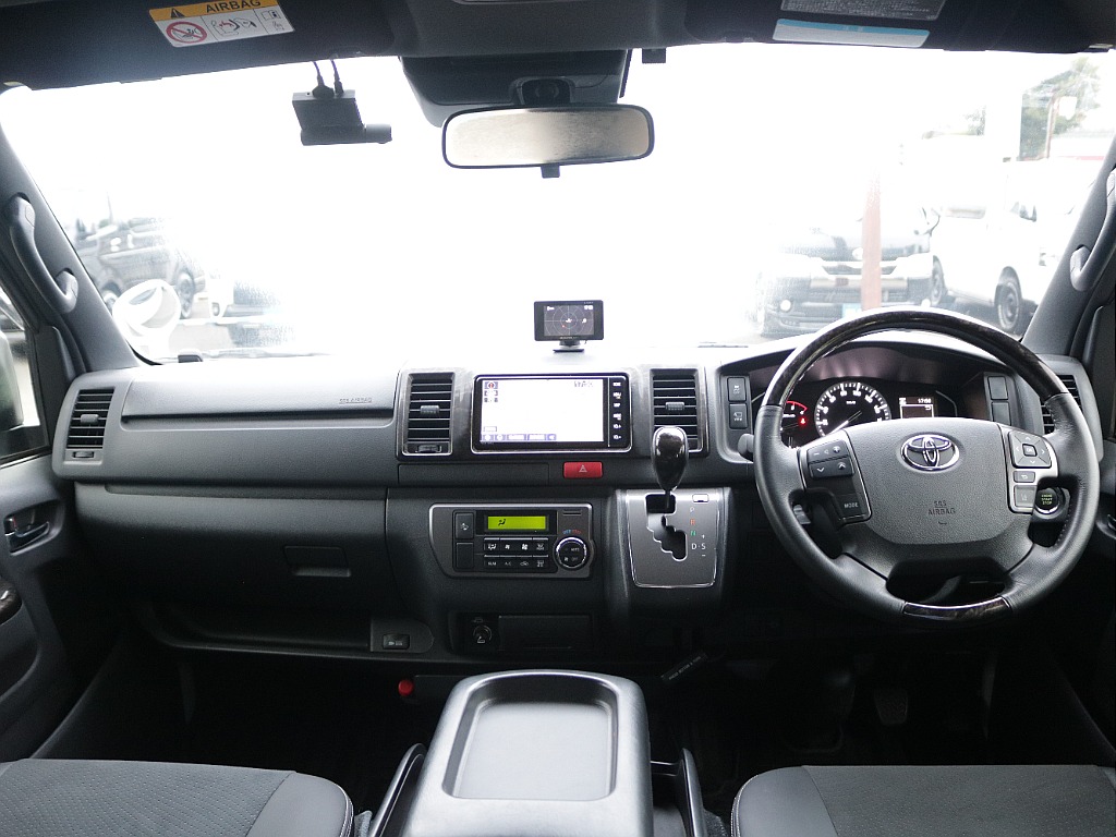 運転席周りは綺麗な状態で快適性もばっちりですので長距離ドライブでも安心してお使いいただけます！！