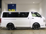 両側のスライドドアには小窓も付いており運転中の換気などに非常に役立ちます！！