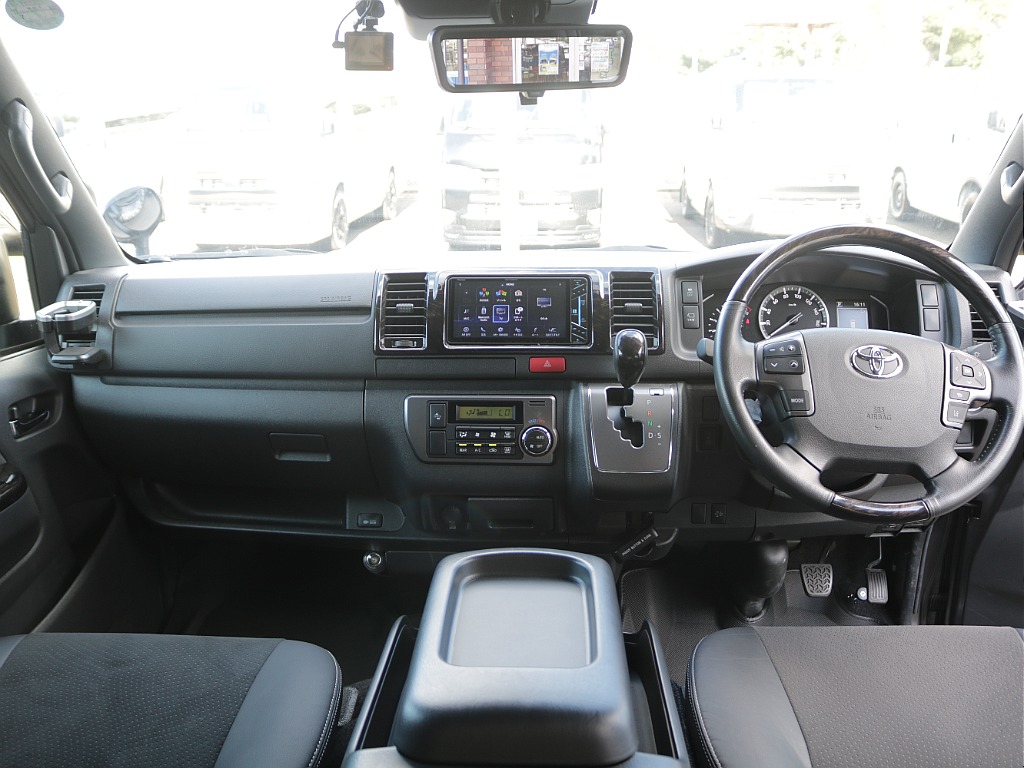運転席周りも使用感が少なくきれいな状態です！！操作性がしやすい車両になっております！！