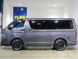 両側のスライドドアには小窓も付いており運転中の換気などに非常に役立ちます！！