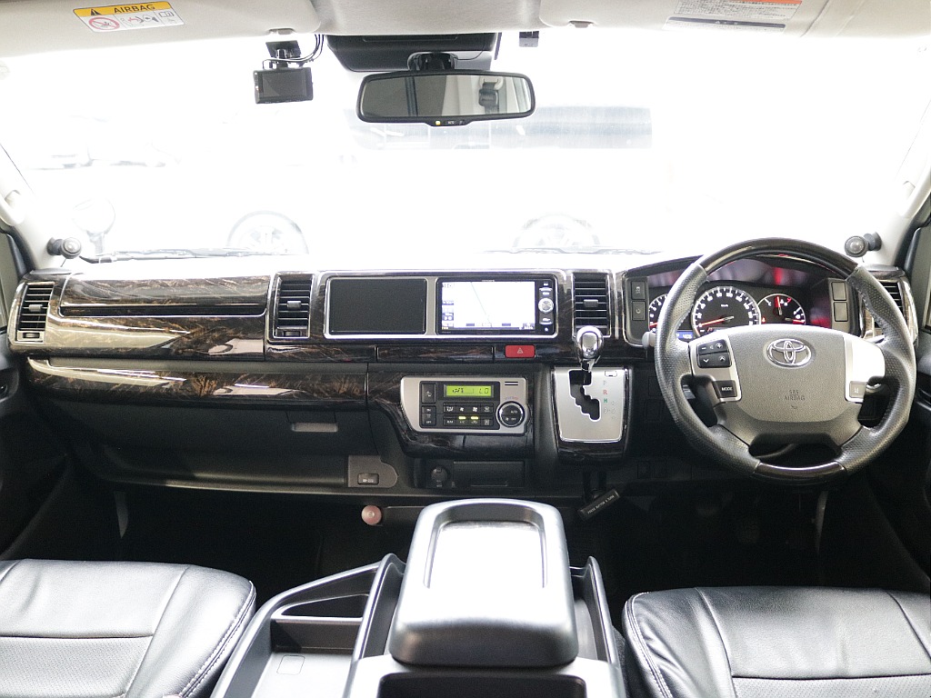 ワイド幅ならではの広々とした運転席・助手席周り！！長距離ドライブでも安心の快適性です♪