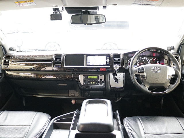 ワイド幅ならではの広々とした運転席・助手席周り！！長距離ドライブでも安心の快適性です♪