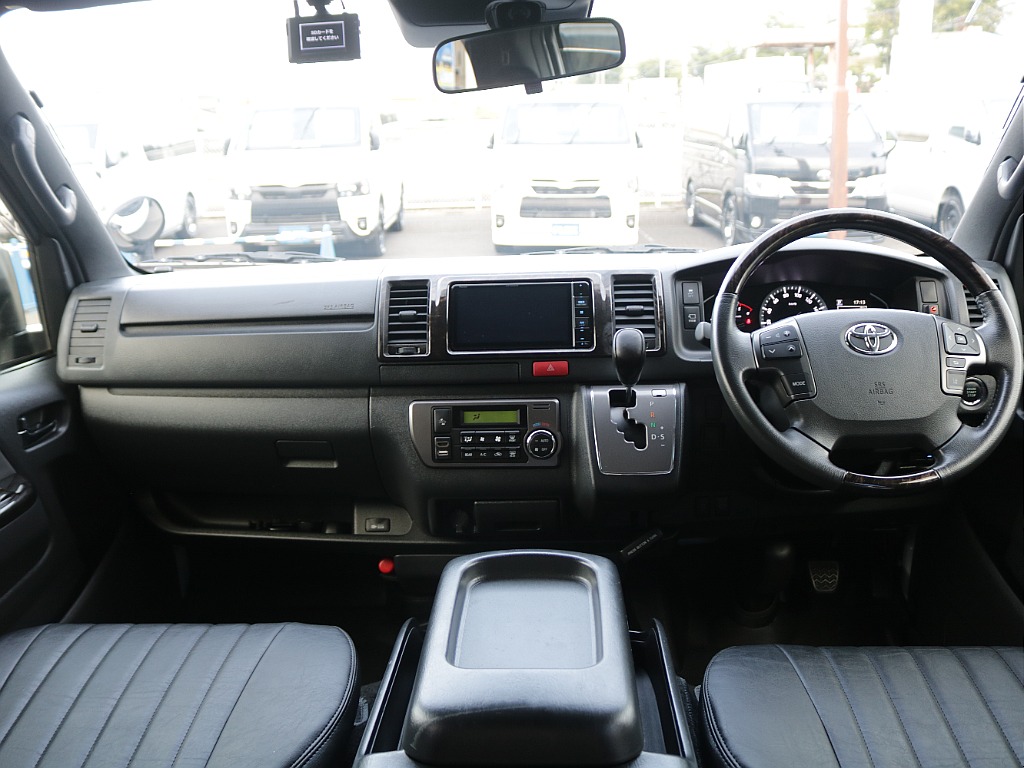 内装もダークプライムⅡ専用になっております！運転席周りが高級感もありかっこよく仕上がっております♪