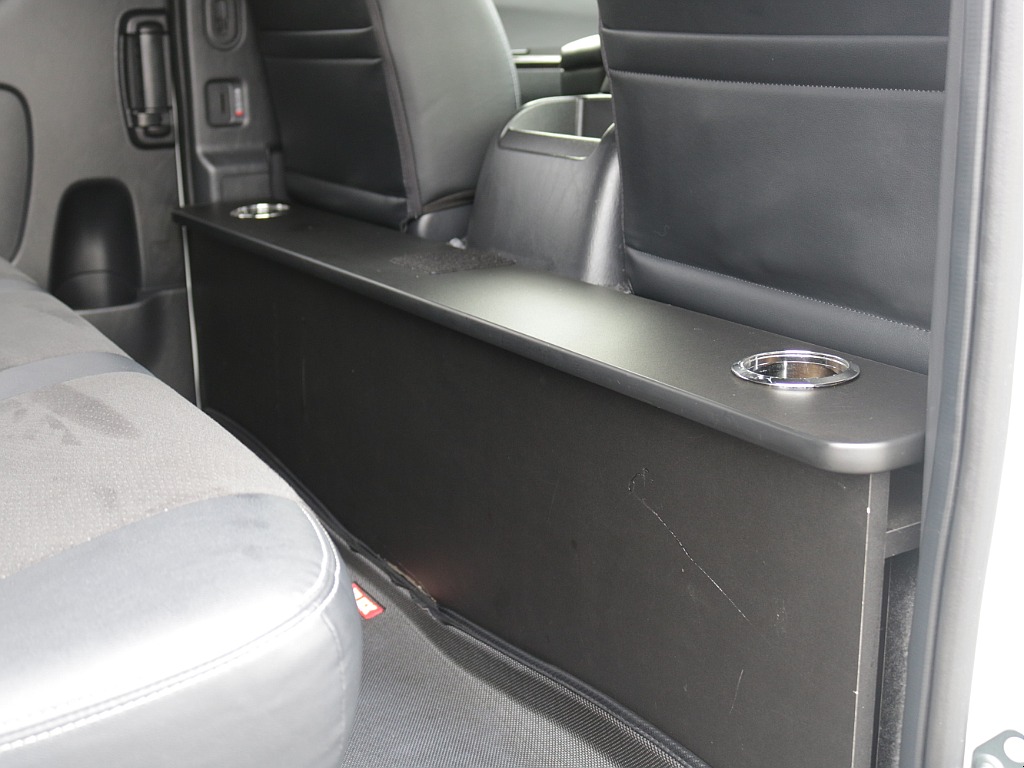 後部座席にはセカンドテーブルが付いております！！運転席助手席はもちろん後部座席もドライブでの快適性ばっちりですね♪