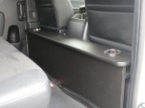 後部座席にはセカンドテーブルが付いております！！運転席助手席はもちろん後部座席もドライブでの快適性ばっちりですね♪