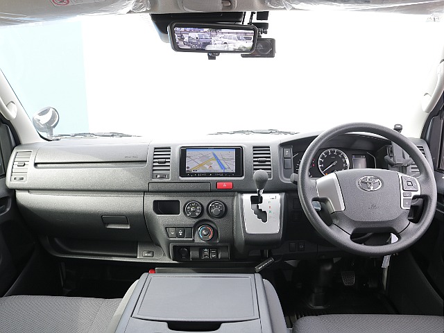 運転席はDXならではの3人掛けができる仕様になっており 使用感もなくきれいな状態です♪