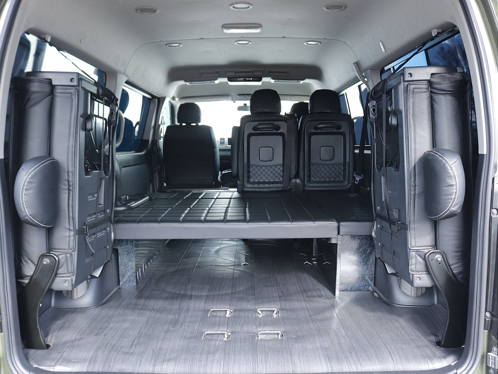 ４列目は跳ね上げ可能になっております！！大きい荷物でも載せられるラゲッチスペースも確保可能！！