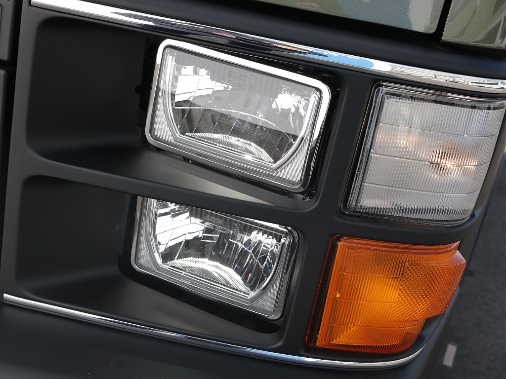 LEDヘッドライトになっておりますので夜間など暗い道でも安心して運転していただけます♪