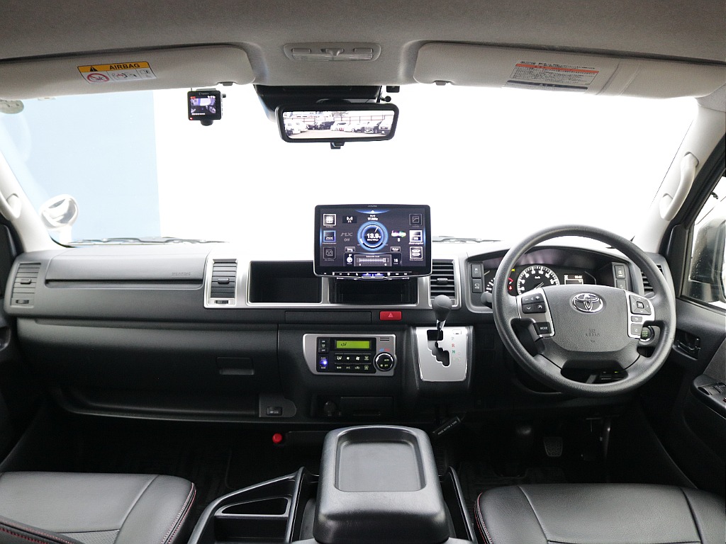 ワイド幅ならではの広々とした運転席周りで快適性もバッチリな一台です！！