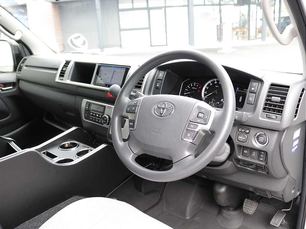 ワイドならではの広々とした運転席周りで快適性もバッチリ！！レガンス製コンソールに変更済みで使い勝手も良くなっております！！