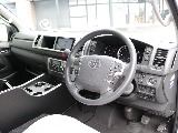 ワイドならではの広々とした運転席周りで快適性もバッチリ！！レガンス製コンソールに変更済みで使い勝手も良くなっております！！