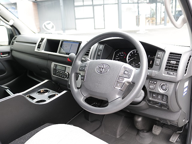ワイドならではの広々とした運転席周りで快適性もバッチリ！！レガンス製コンソールに変更済みで使い勝手も良くなっております！！