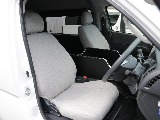 運転席助手席には同素材のシートカバー装着済み！！内装のお洒落な雰囲気にピッタリ♪