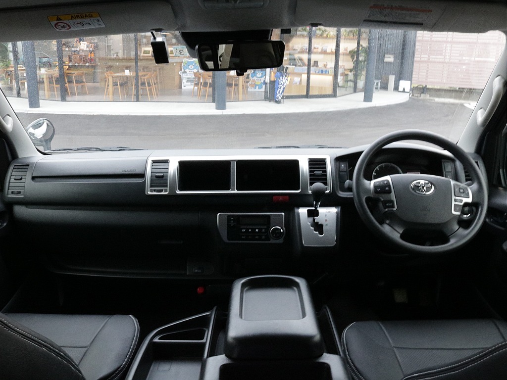 ワイド幅ならではの広々とした運転席・助手席周り！！長距離ドライブでも安心の快適性です♪