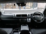 ワイド幅ならではの広々とした運転席・助手席周り！！長距離ドライブでも安心の快適性です♪
