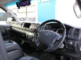 内装もダークプライムⅡ専用の内装になっております！！ステアリングやシフトノブナビ周りなども黒木目に鳴っております！！