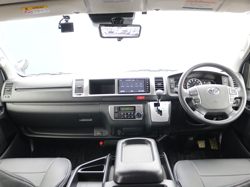 運転席・助手席はワゴンならではの広々空間！！快適性もばっちりですので長距離ドライブでも安心♪