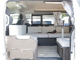 後部座席は運転中でも横向きで４人がお乗りいただけるようになっております！！