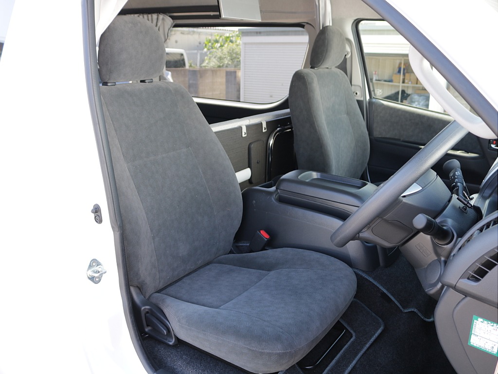 運転席・助手席の後ろには移動や折りたたみが簡単なテーブルの収納スペースになっております！！
