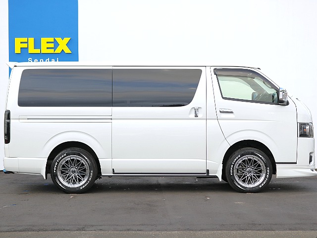 大変便利な両側パワースライドドア付き！！乗り降りや荷物の出し入れも楽々できちゃいますね♪