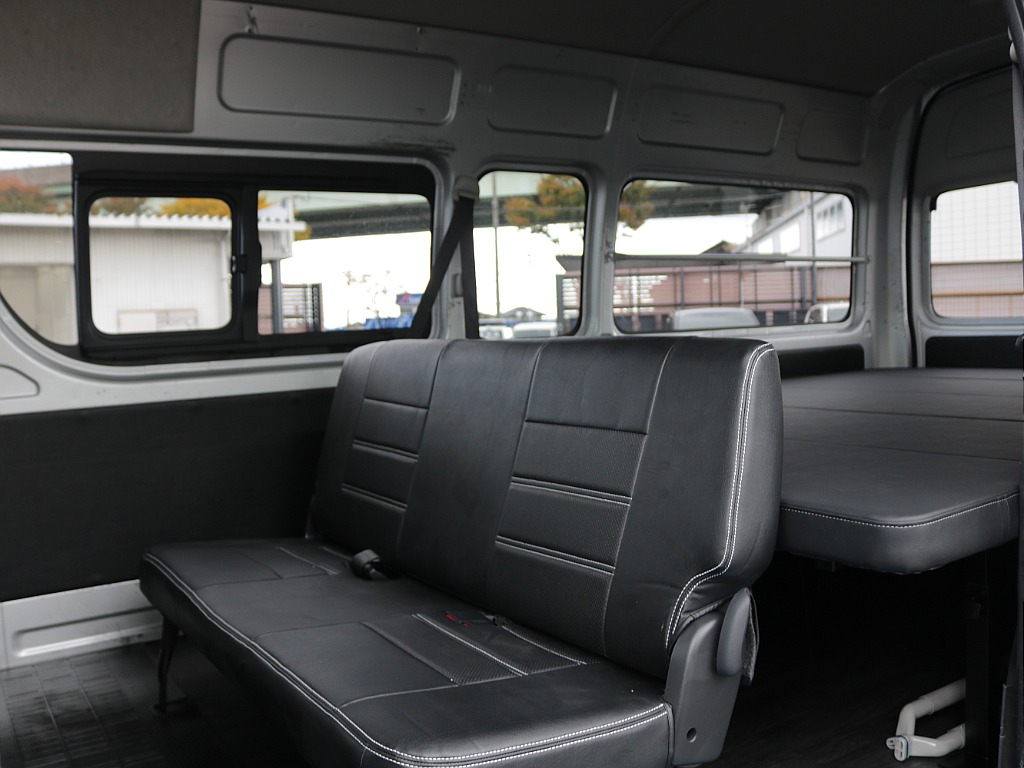 広々空間のセカンドシート！！シートカバーも付いており汚れや劣化の緩和にもなります♪