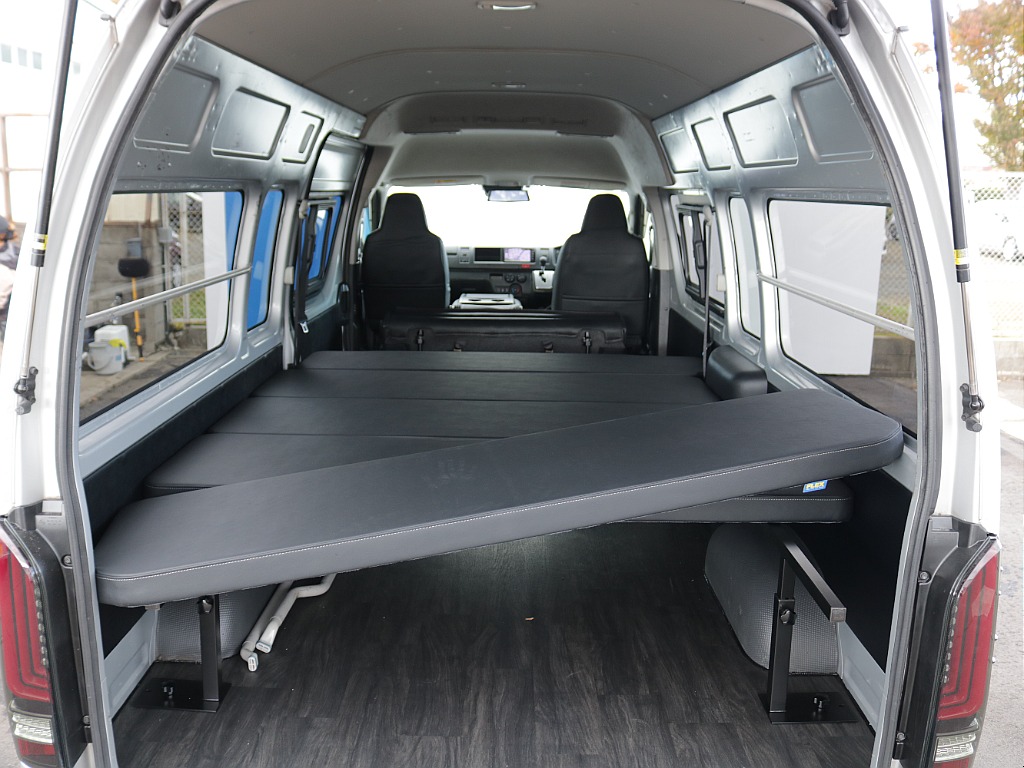 オリジナルタイプⅡベットキット装備！！広い空間で車中泊もできて圧迫感無く過ごせちゃいます♪