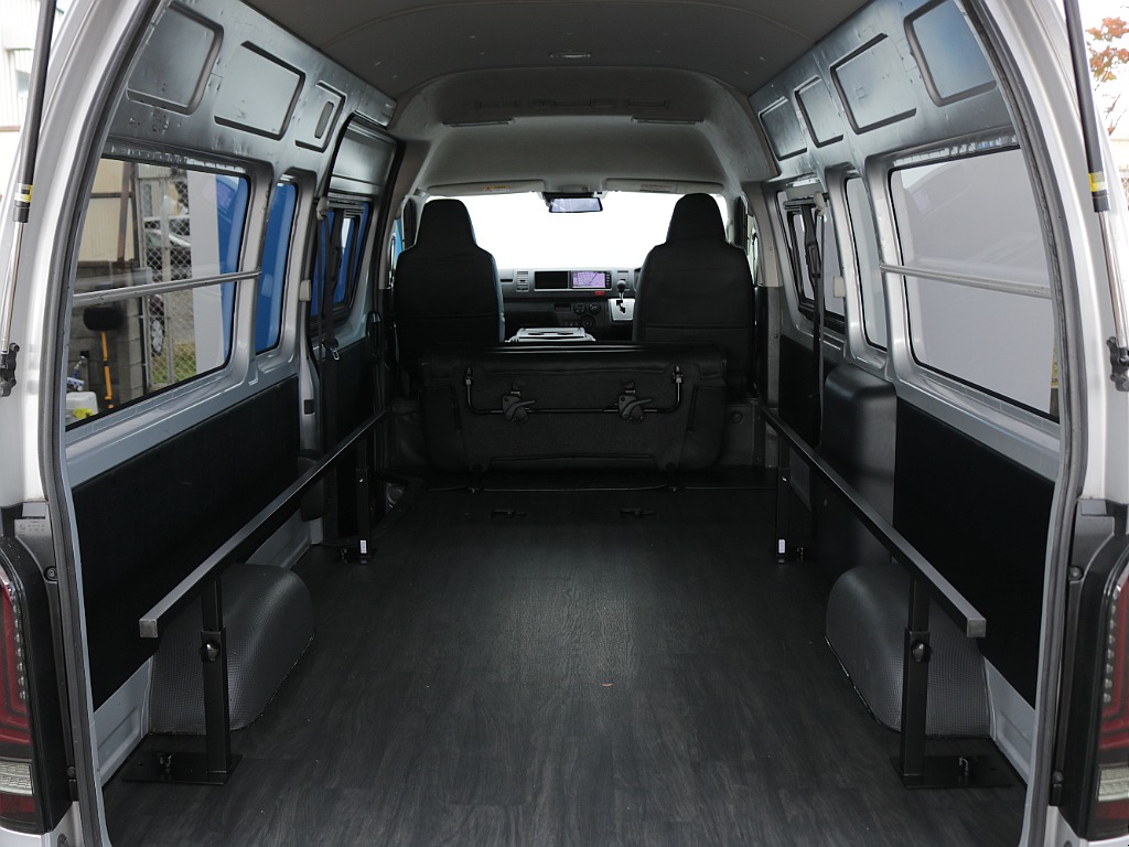 ベットキットは取り外し可能になっていますので大きい荷物やバイクなども楽々入っちゃいます♪