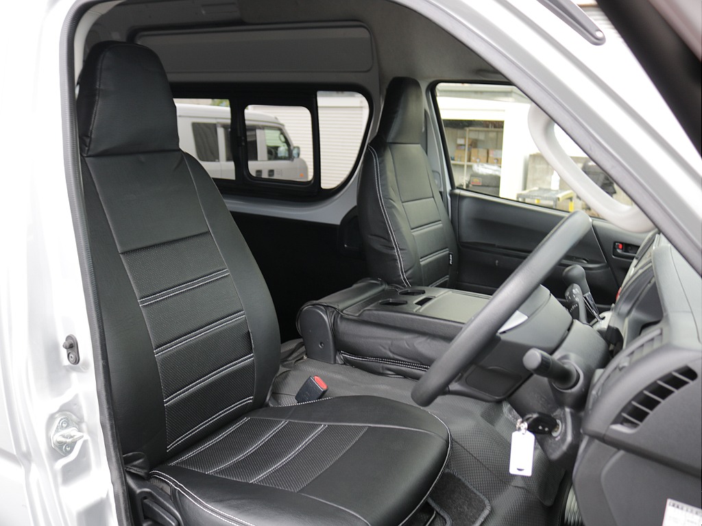 シートカバー付きになっております！！座り心地も良く内装の統一感もバッチリあっております♪