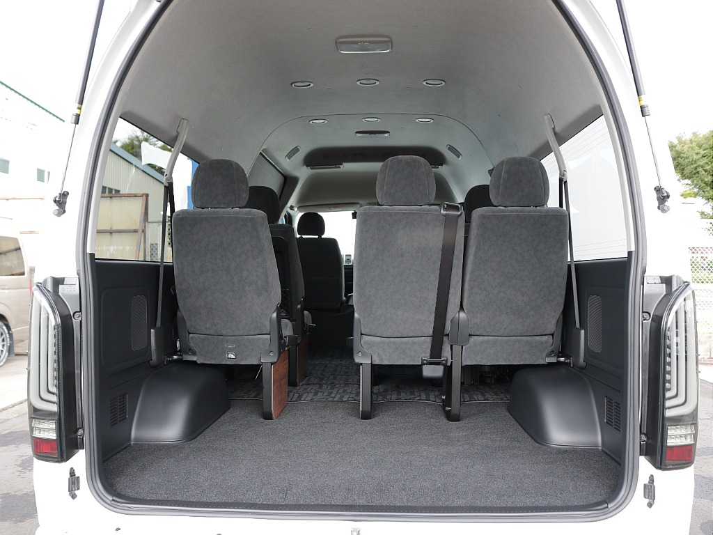 子供などは車内で楽々立てるぐらいの高さになっておりフロアマットなども装着されておりますので汚れ対策もバッチリ♪