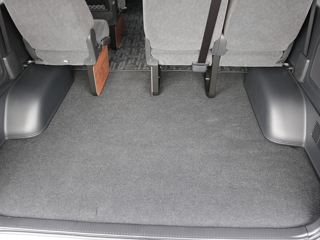 トランクルームには大きい荷物でも置けるラゲッチスペースも確保可能になっております！！大人数は乗れて荷物も置ける便利な一台！！