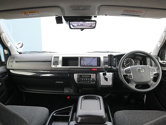 運転席・助手席も広々空間でお使いできる快適性ばっちりです♪