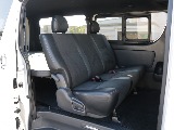 2列目もダークプライムⅡ専用のハーフレザーシートになっております!!セカンドシートも広々空間でお使いできます♪