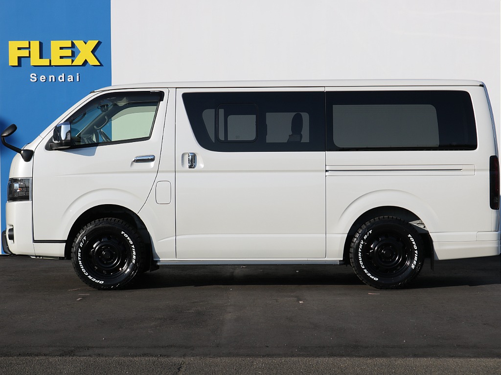 運転中などの換気に役立つ小窓両サイドについております！！開閉は3段階でロックが掛かるようになっております♪