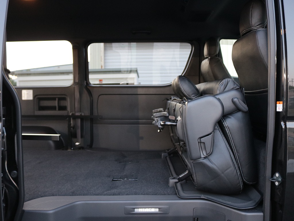 2列目は背もたれを倒すことや前に倒すこともできるようになっておりますのでシチュエーションに応じて対応できちゃいます！！