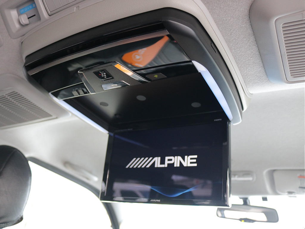 アルパインフリップダウンモニターなどもすでに装着されております♪