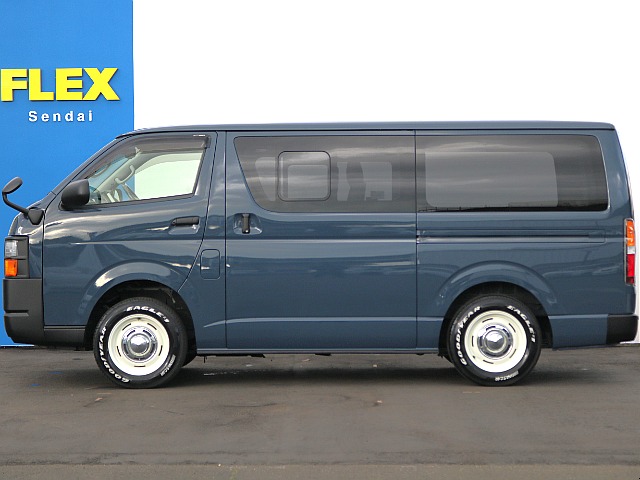 リヤスライドドアは小窓付きなので乗車中や車中泊時の時でも換気などできるので快適にお過ごしいただけます♪