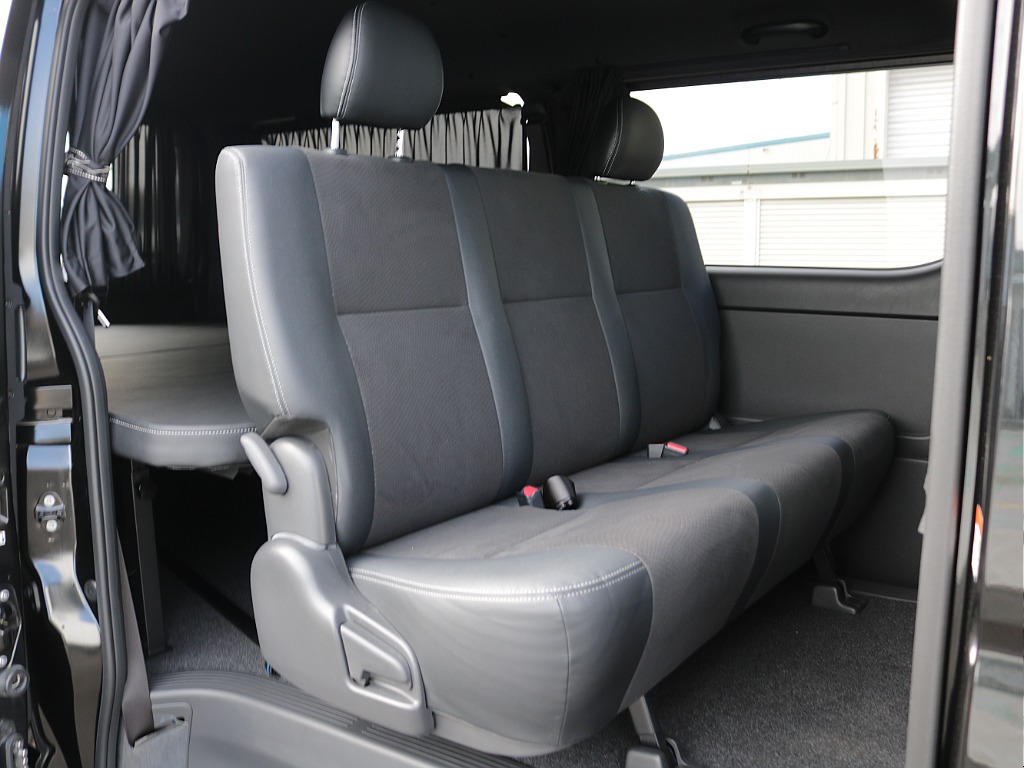 2列目は快適空間でお過ごしいただける広々空間♪ダークプライム専用のハーフレザーシートにもなっております！！