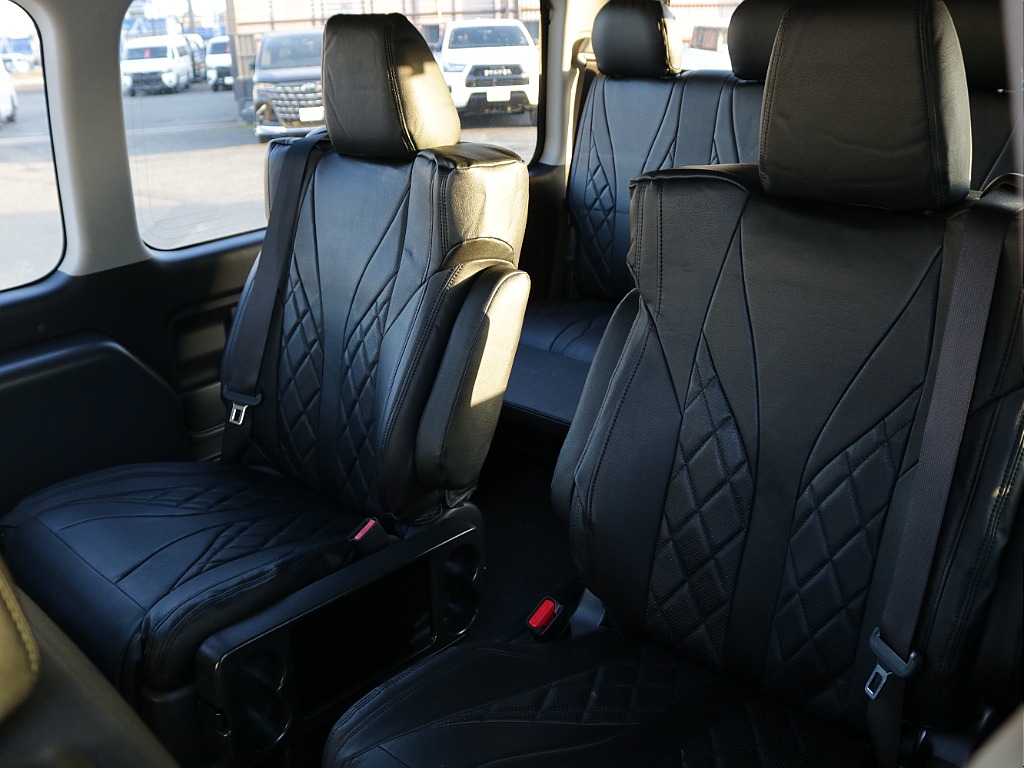 後部座席には豪華キャプテンシートが4席も付いております！！前後左右移動も可能でフットレストも付いております♪