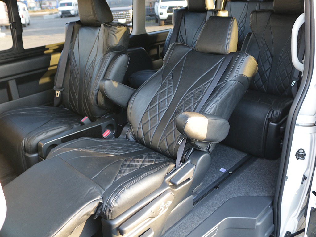 オットマンを出して背もたれも倒せば寝れるようになります！！この広々空間はグランドキャビンならではですね♪