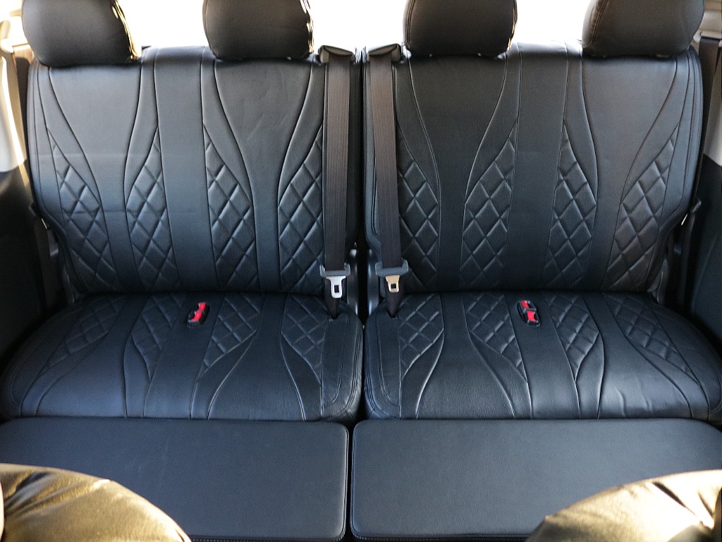 ４列目には足を伸ばすためのオットマンが付いており取り外しも可能になっております！！