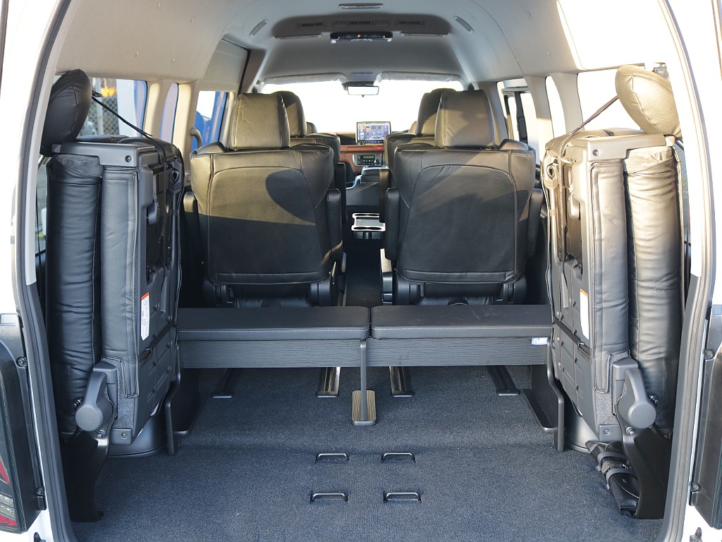 4列目は跳ね上げることも可能になっておりますのでお荷物などを置くラゲッチスペースも確保可能です！！