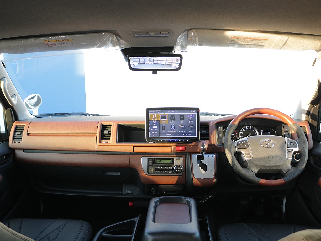 茶木目インテリア3点セット装着されており運転席周りはお洒落でかつかっこいい仕上がりになっております♪