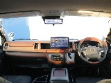 茶木目インテリア3点セット装着されており運転席周りはお洒落でかつかっこいい仕上がりになっております♪