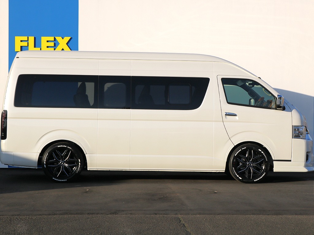 小窓付きになっており運転中などで換気などに大変役立ちます！！開閉は3段階でロックが掛かるようになっております♪