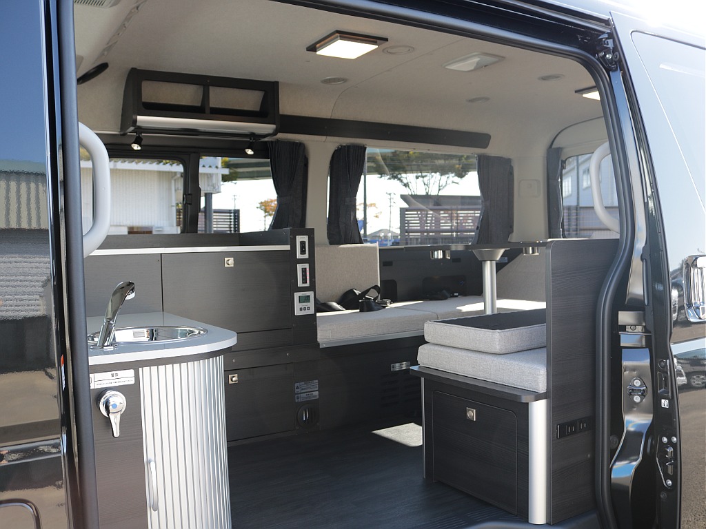 広々空間で車中泊やプライベート空間を作り出すことのできる後方車両！！