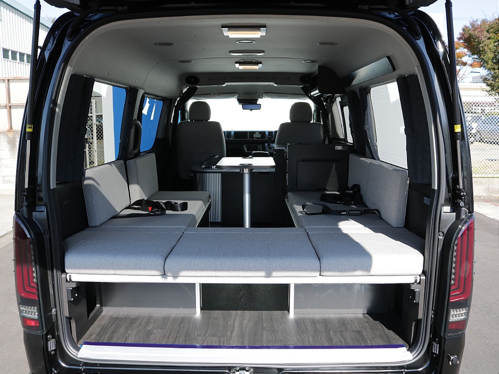 乗車定員は7名で後部座席には横向きで５人座れるようになっております！！