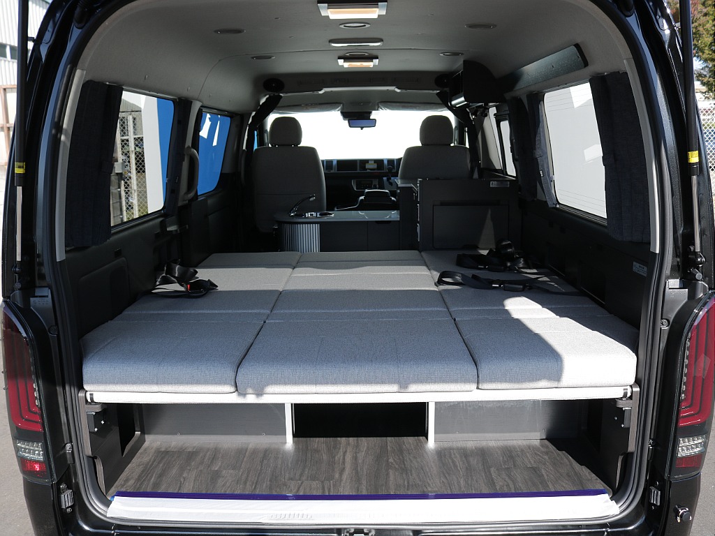 背もたれ部分を取り外して中央部分に取り付ければ大人３人でも寝れるフラットな就寝スペースが作り出せます?