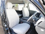 シートカバーも装着されており内装は統一感あるお洒落な雰囲気に仕上がっております♪