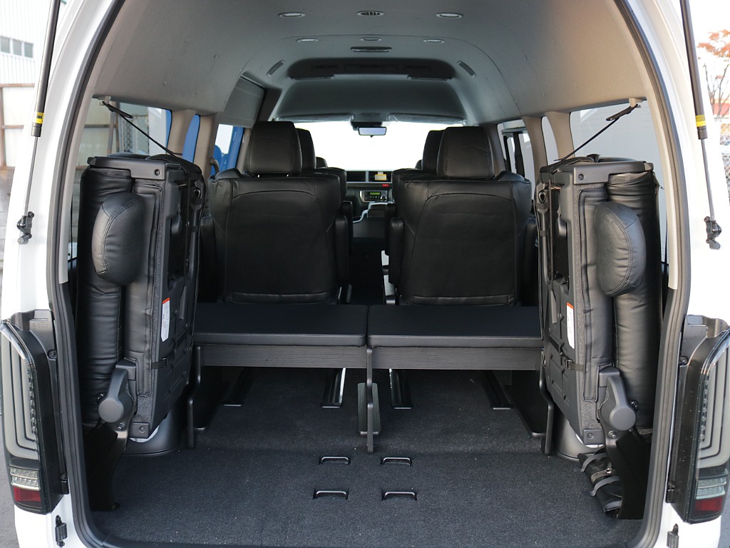 4列目は跳ね上げることも可能になっておりますのでお荷物などを置くラゲッチスペースも確保可能です！！