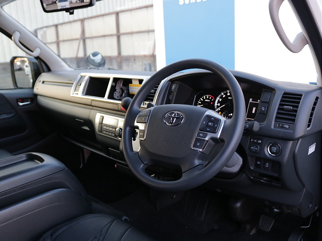 グランドキャビンならではの広々とした運転席・助手席周り！！快適性もバッチリ確保されております♪